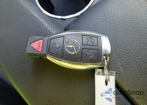 2010 Mercedes-Benz C 300 Luxury/Sport z USA, uszkodzony, nr VIN WDDGF5EB1AF411433